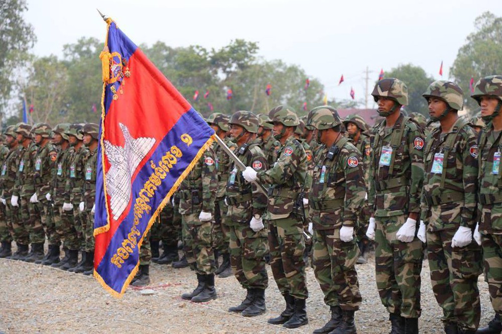 Không chịu kém Lào, Quân đội Campuchia phô diễn vũ khí tối tân kỷ niệm 20 năm thành lập - Ảnh 2.