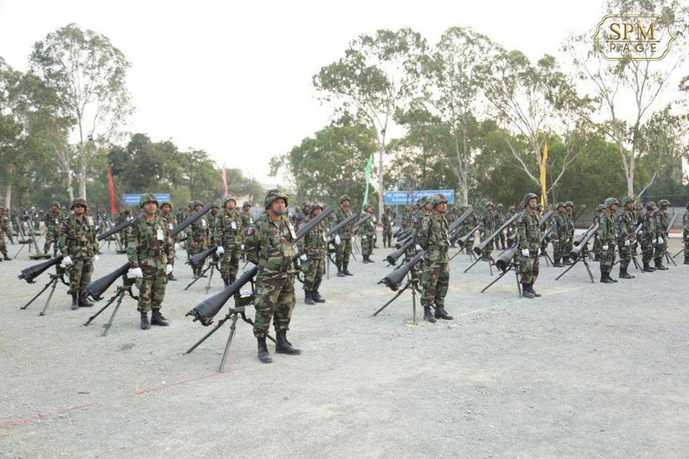 Không chịu kém Lào, Quân đội Campuchia phô diễn vũ khí tối tân kỷ niệm 20 năm thành lập - Ảnh 12.