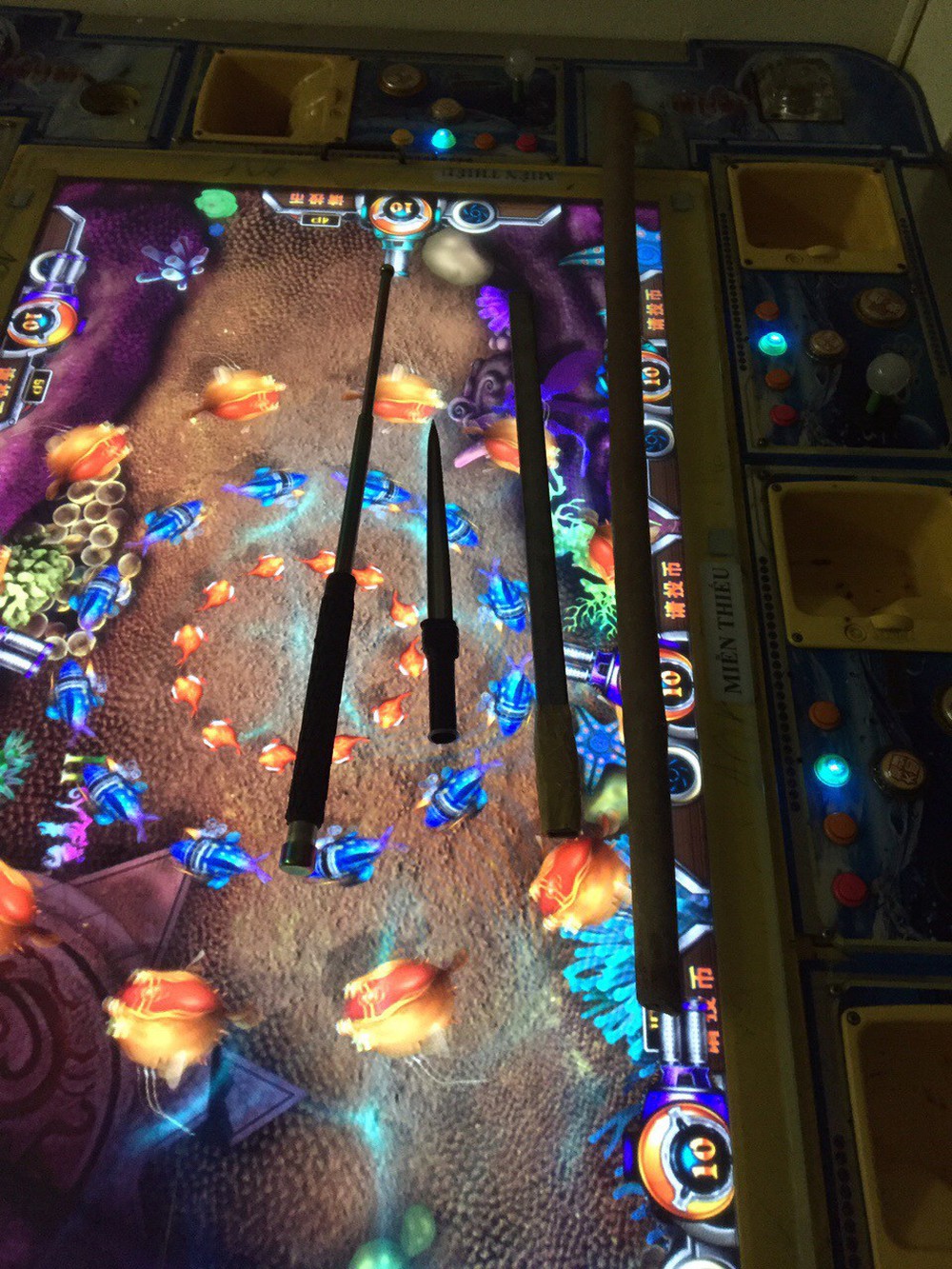 Nhiều thanh niên phê ma túy trong tiệm game ở Sài Gòn, chống trả cảnh sát khi bị bắt - Ảnh 1.