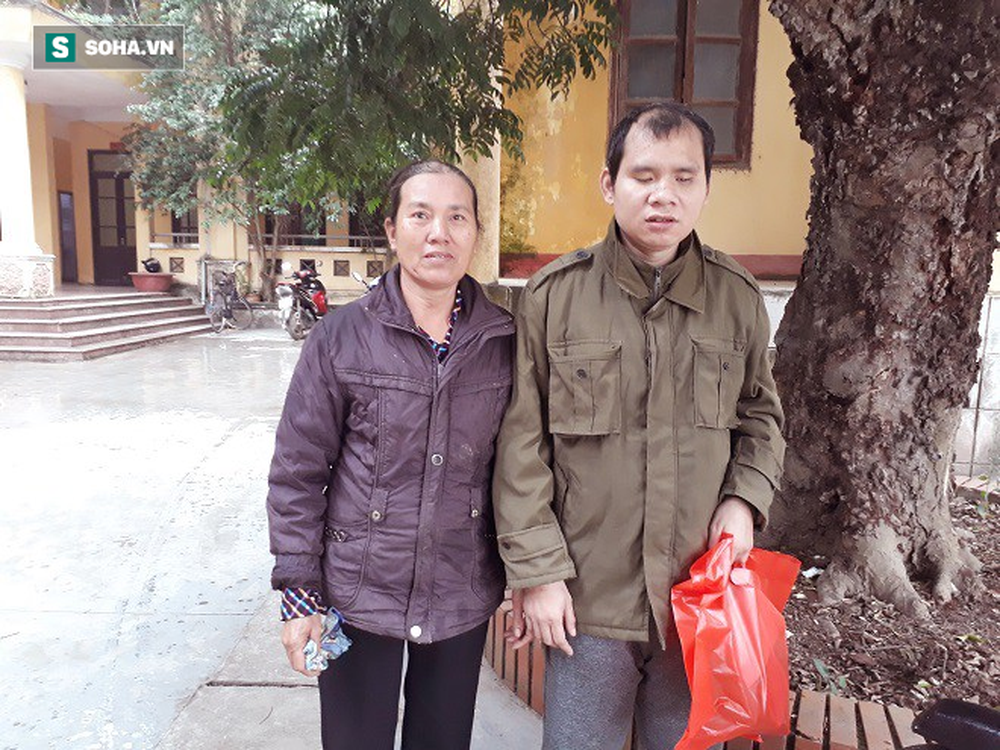 Trao tặng quà Tết tận tay người mù nghèo 3 huyện ngoại thành Hà Nội - Ảnh 2.