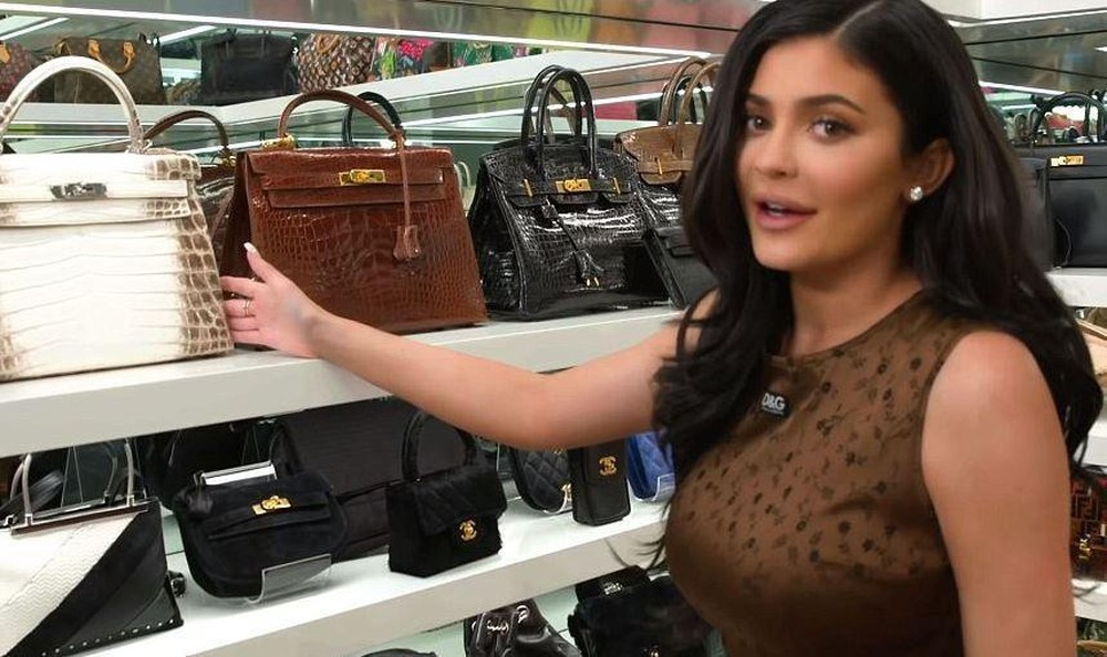 Chỉ ra phố đi mua sắm, Kylie Jenner đã xách theo chiếc túi có giá trị ngang cả một ngôi nhà! - Ảnh 2.