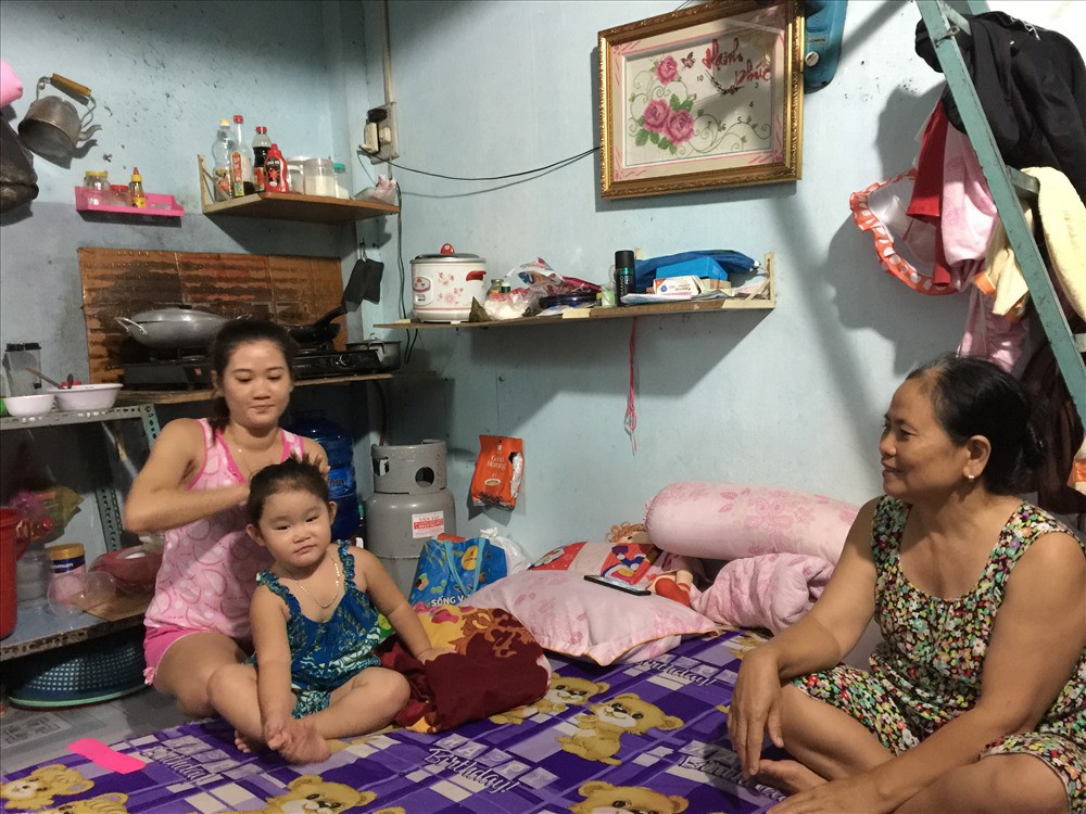 Nhiều nữ công nhân cứ nhắc đến chồng là khóc! - Ảnh 2.
