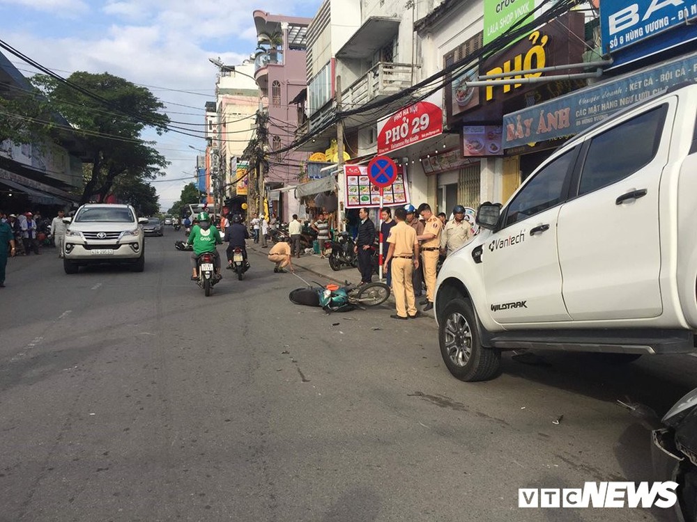 Xe ‘điên’ lùi 30m đâm liên hoàn 2 xe máy và xe hơi đang đậu bên lề đường ở Đà Nẵng - Ảnh 3.