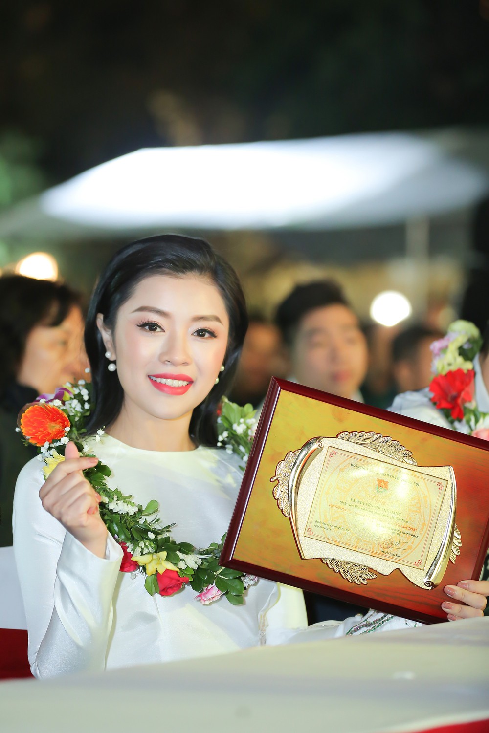 Ca sĩ Thu Hằng xúc động khi nhận giải thưởng Gương mặt trẻ Thủ đô tiêu biểu - Ảnh 2.