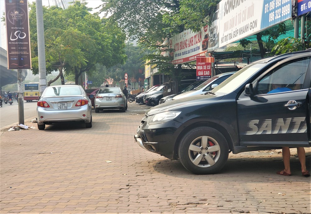 Hàng trăm ô tô tiền tỷ nằm phơi nắng chờ khách mua ở Hà Nội - Ảnh 6.