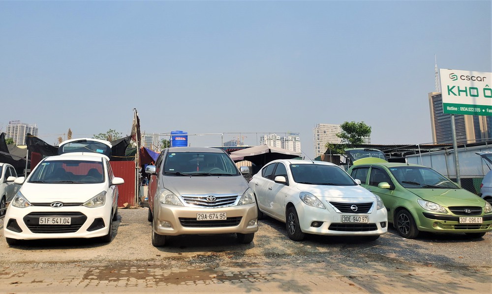 Hàng trăm ô tô tiền tỷ nằm phơi nắng chờ khách mua ở Hà Nội - Ảnh 2.