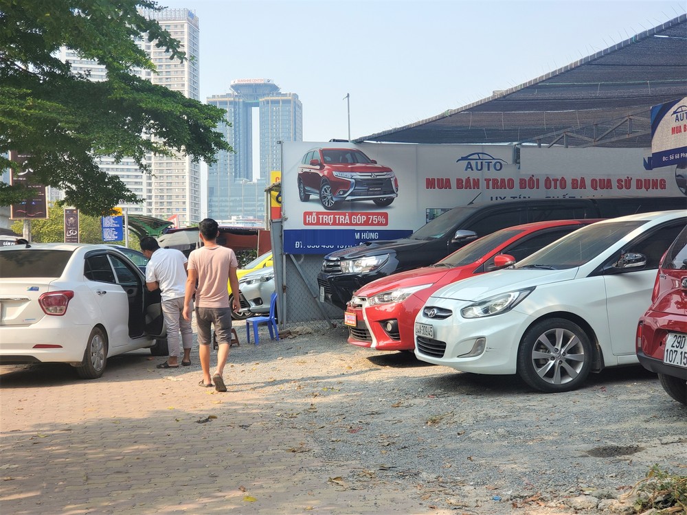 Hàng trăm ô tô tiền tỷ nằm phơi nắng chờ khách mua ở Hà Nội - Ảnh 9.