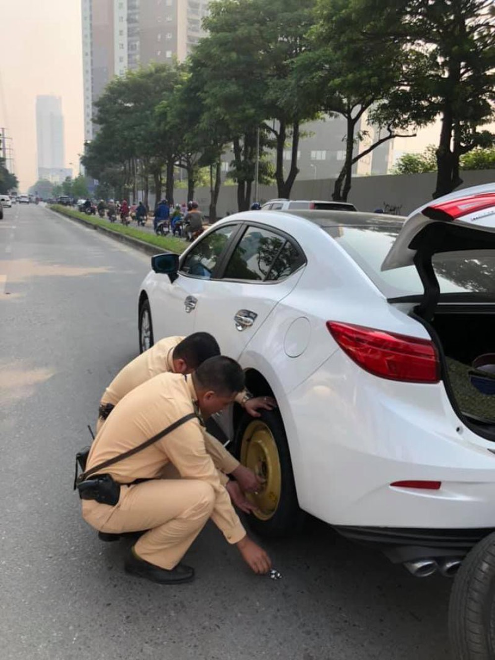 2 chiến sĩ CSGT giải cứu nữ tài xế bị xịt lốp ô tô giữa đường khiến dân mạng nhấn like nhiệt tình - Ảnh 3.