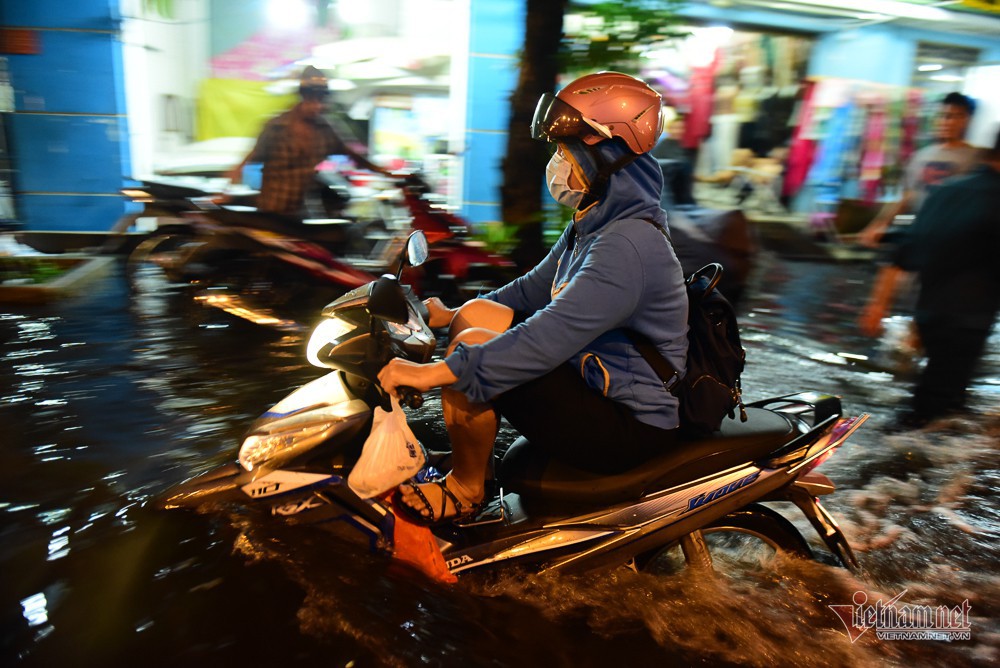 Hàng trăm người Sài Gòn oằn lưng gia cố bờ bao vỡ do triều cường - Ảnh 16.