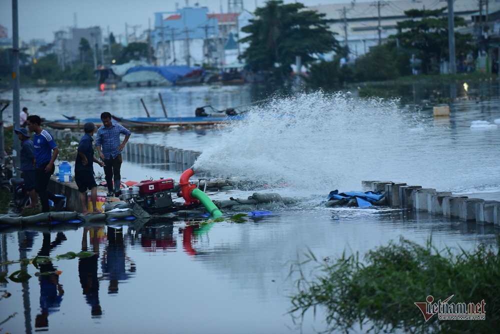 Hàng trăm người Sài Gòn oằn lưng gia cố bờ bao vỡ do triều cường - Ảnh 9.