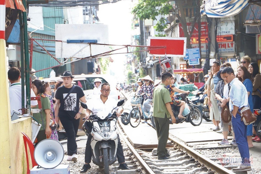 Ngoại bất nhập, đóng cửa cà phê đường tàu từ sáng nay - Ảnh 12.