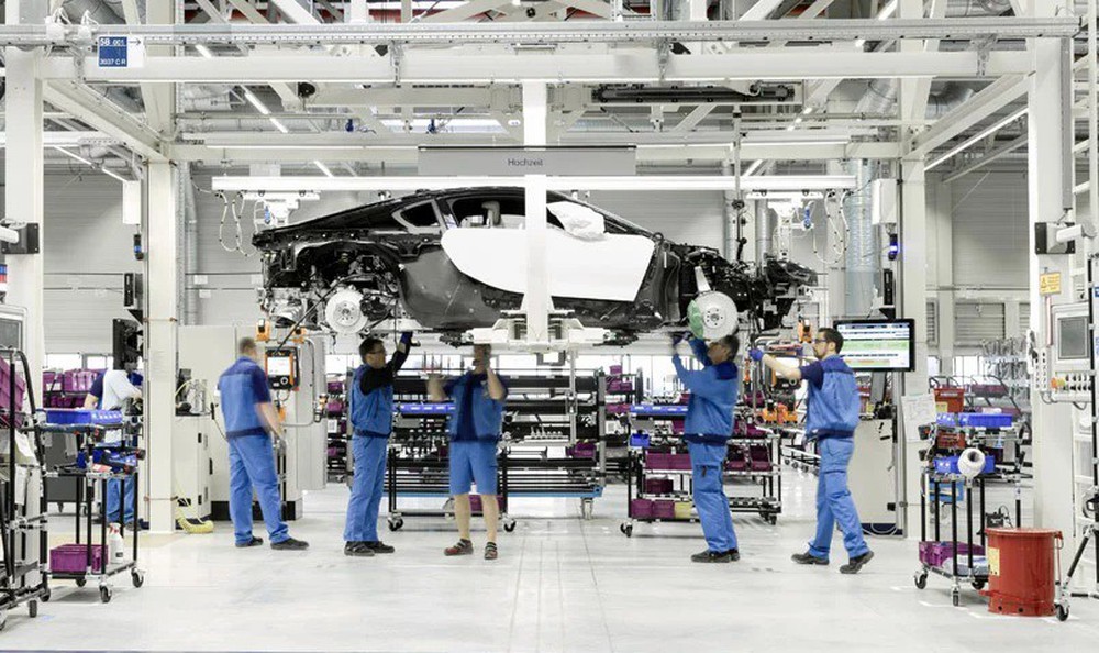 Bên trong nhà máy sản xuất xe hơi của BMW - Ảnh 1.