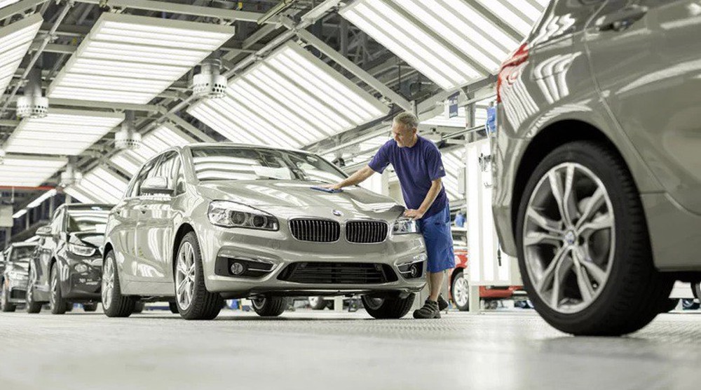 Bên trong nhà máy sản xuất xe hơi của BMW - Ảnh 2.