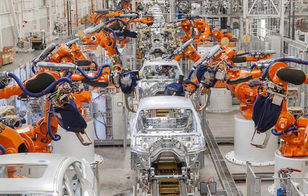 Bên trong nhà máy sản xuất xe hơi của BMW - Ảnh 4.