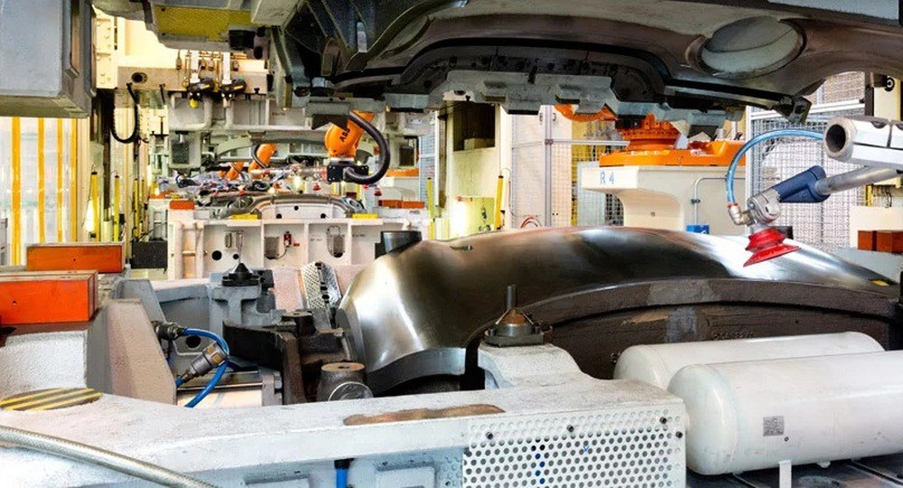 Bên trong nhà máy sản xuất xe hơi của BMW - Ảnh 9.