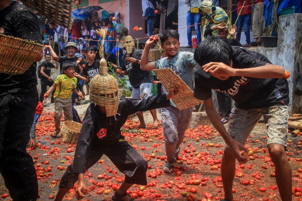 24h qua ảnh: Người dân tham gia cuộc chiến cà chua ở Indonesia - Ảnh 5.