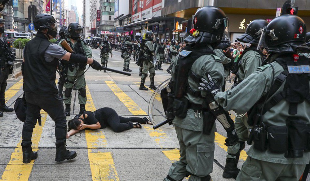 Cảnh sát Hong Kong: Lần đầu người biểu tình dùng bom tự chế - Ảnh 2.