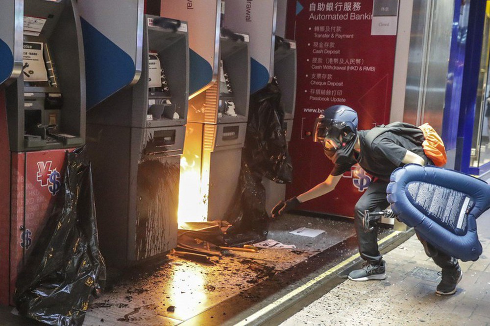 Cảnh sát Hong Kong: Lần đầu người biểu tình dùng bom tự chế - Ảnh 3.