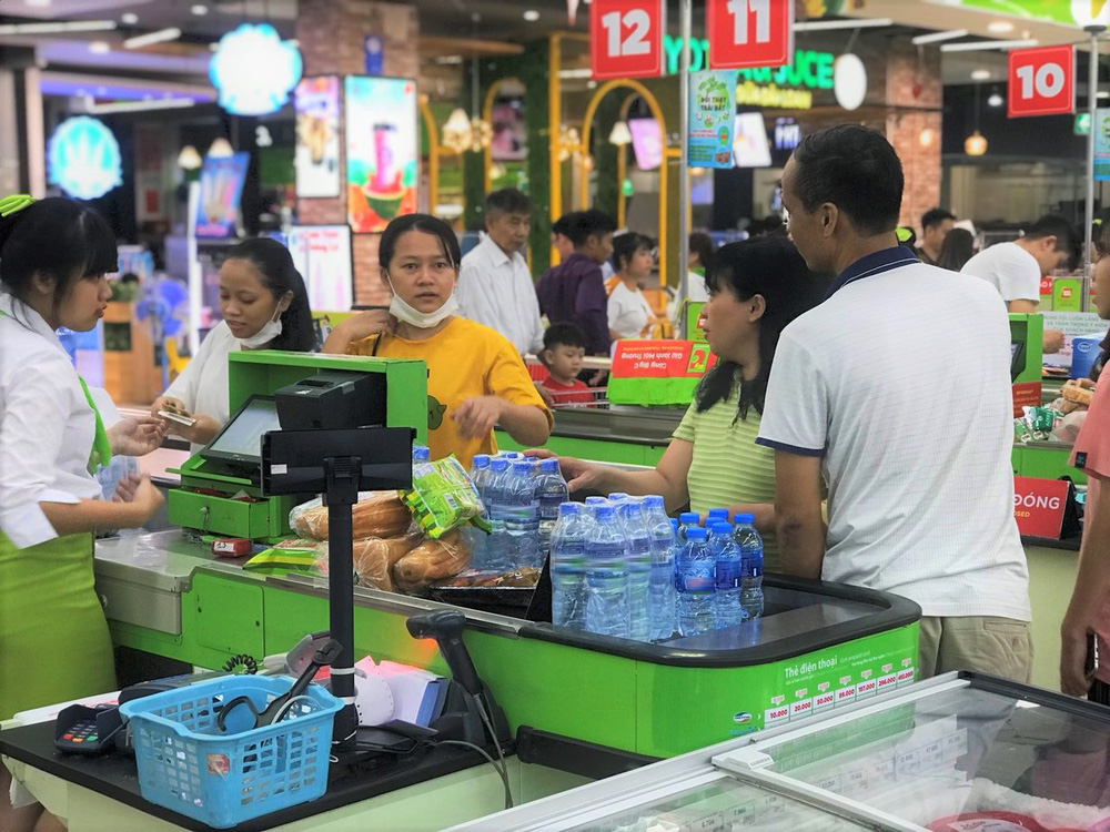 Cảnh tượng chưa từng thấy ở siêu thị Hà Nội sau tin nhà máy nước sông Đà cắt nước - Ảnh 3.