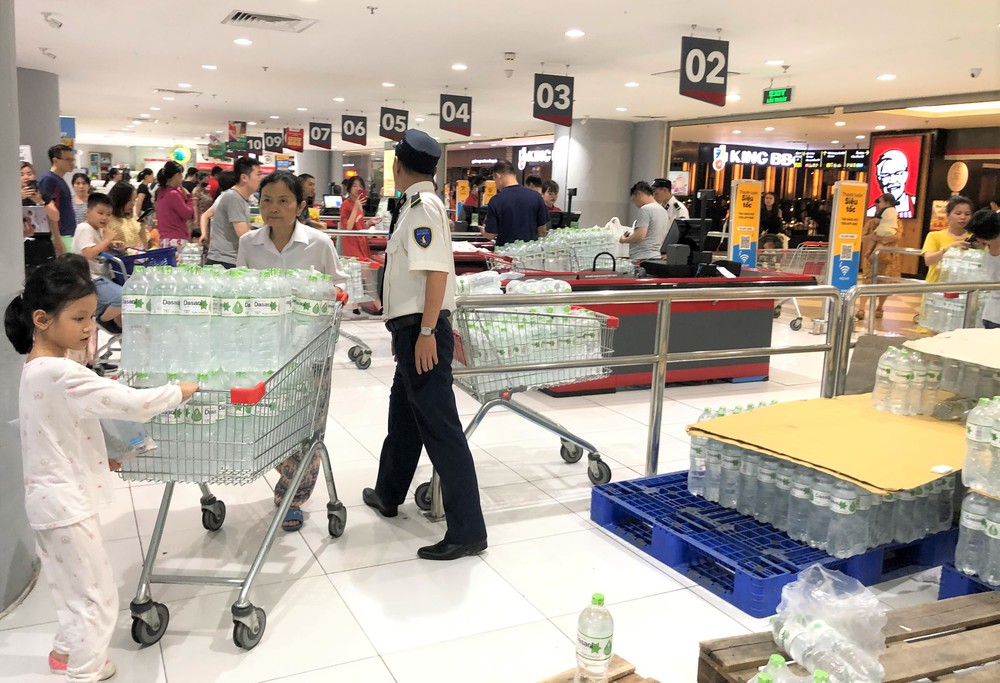 Cảnh tượng chưa từng thấy ở siêu thị Hà Nội sau tin nhà máy nước sông Đà cắt nước - Ảnh 1.