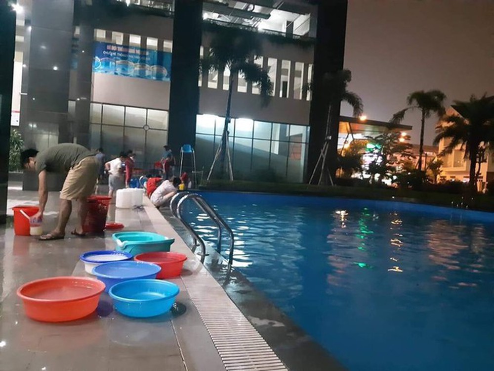 Thiếu nước sông Đà, dân chung cư Hà Nội ra bể bơi giặt giũ - Ảnh 4.