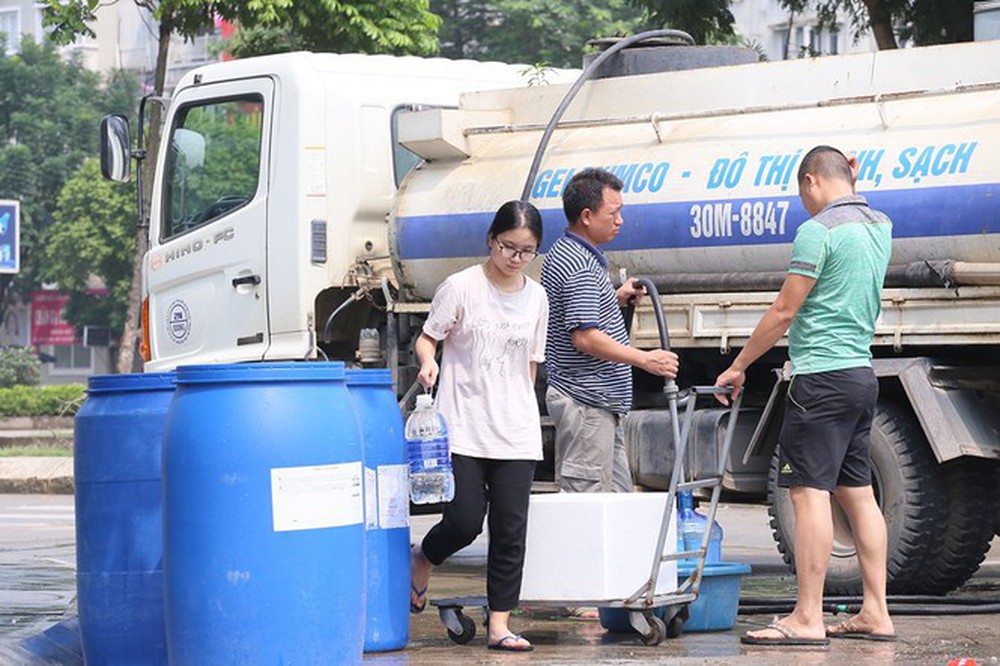 Thiếu nước sông Đà, dân chung cư Hà Nội ra bể bơi giặt giũ - Ảnh 6.