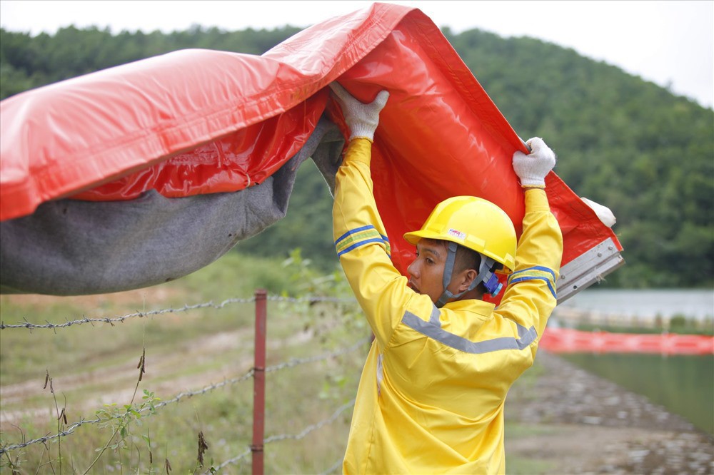 Cty nước Sông Đà lắp lưới lọc dầu sau 1 tuần xảy ra sự cố đổ trộm dầu thải - Ảnh 4.