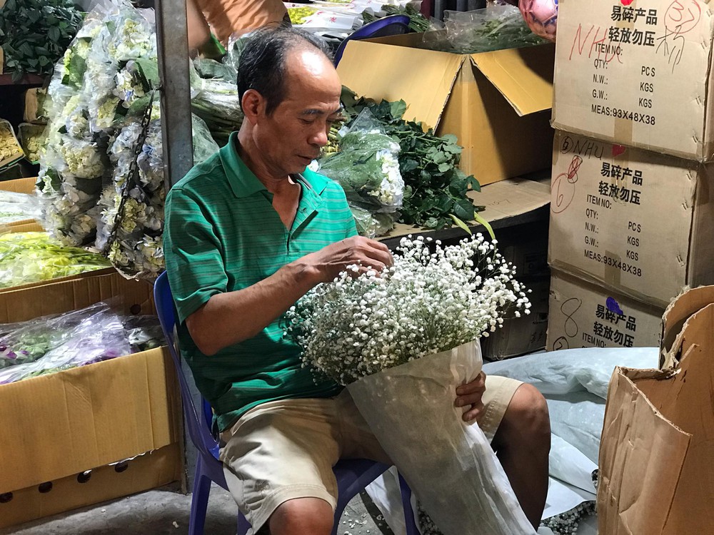 Dân buôn chợ Quảng An mỏi tay đếm tiền nhờ hoa hồng tăng giá ngày 20/10  - Ảnh 8.