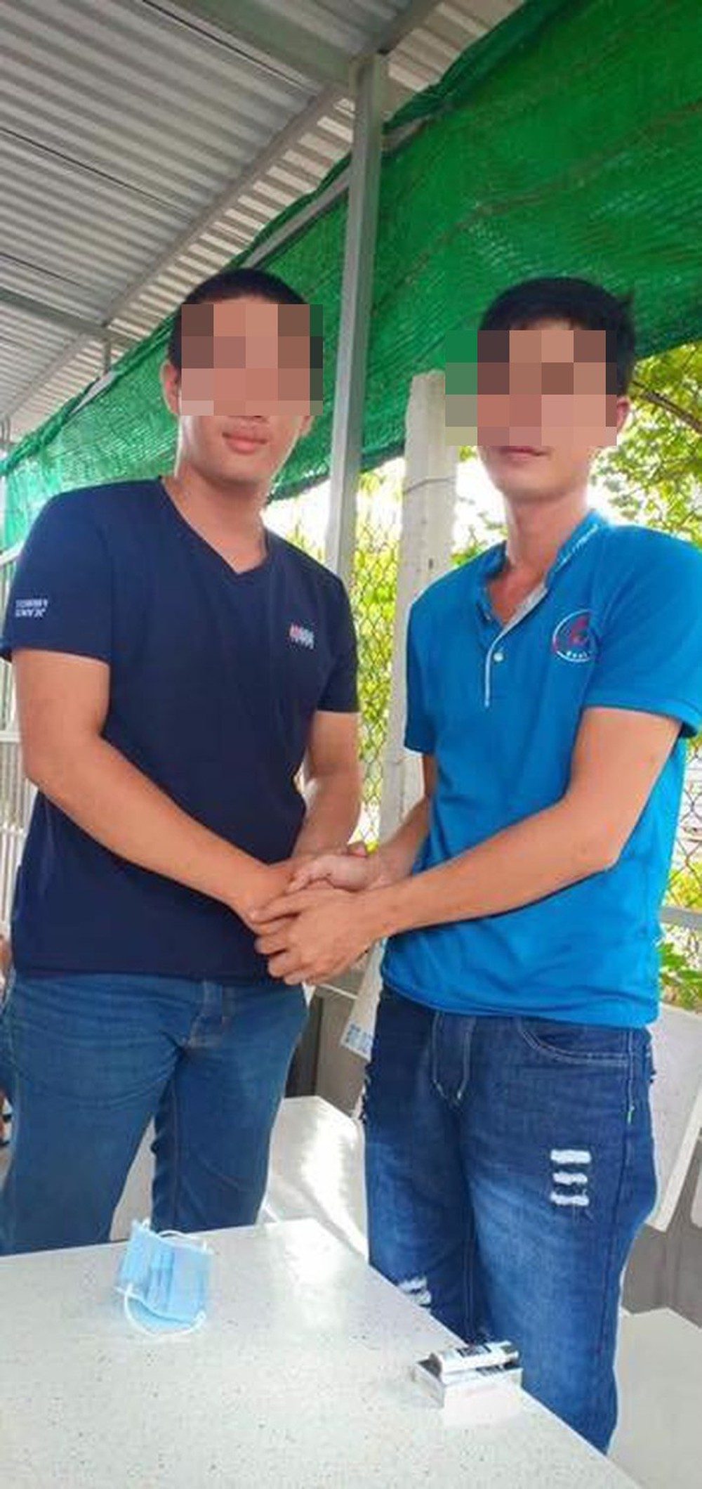 Thanh niên cầm đầu nhóm đánh ông bố bạo hành con trai đến xin lỗi, thú tội trên Facebook, công an vào cuộc - Ảnh 2.