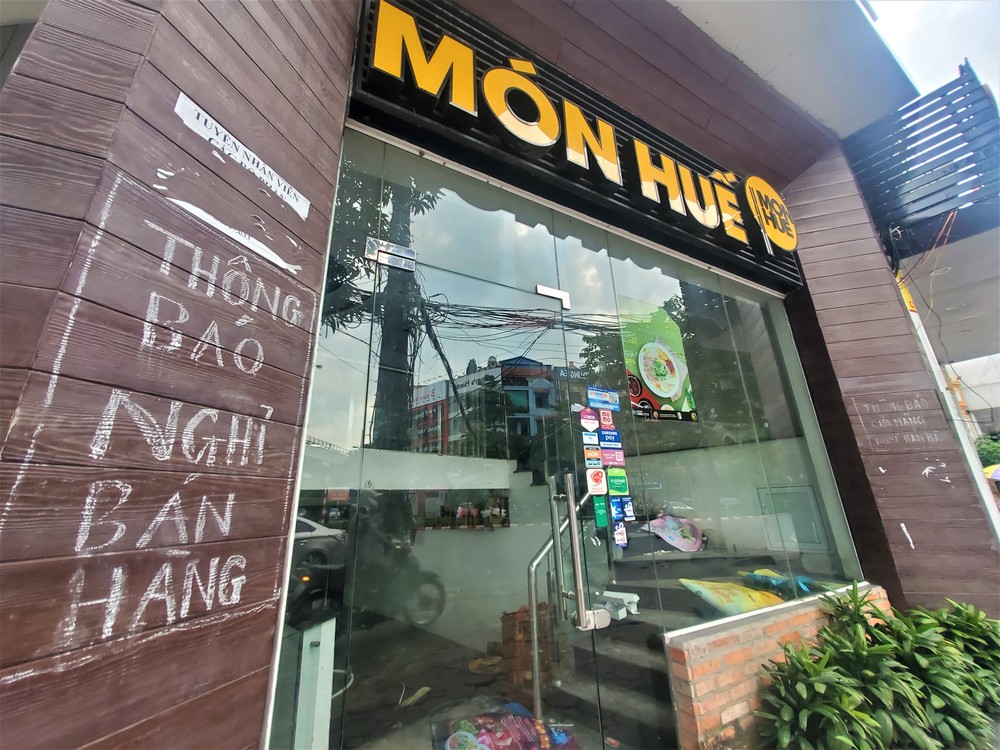 Cảnh hoang lạnh, đổ nát của loạt nhà hàng Món Huế, Phở Ông Hùng ở Hà Nội sau tin quỵt tiền - Ảnh 3.