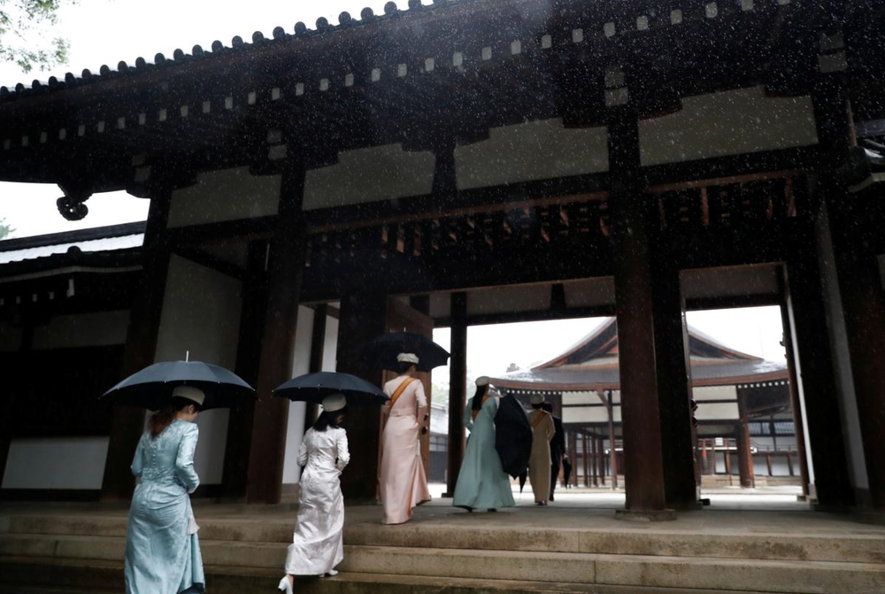 Nhật Hoàng và Hoàng hậu mặc trang phục trắng chuẩn bị bái tổ tiên trước lễ đăng cơ trong ngày mưa như trút - Ảnh 12.