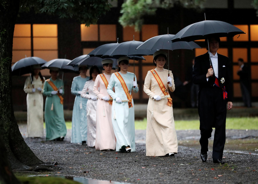 Nhật Hoàng và Hoàng hậu mặc trang phục trắng chuẩn bị bái tổ tiên trước lễ đăng cơ trong ngày mưa như trút - Ảnh 14.