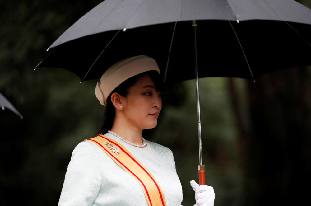 Nhật Hoàng và Hoàng hậu mặc trang phục trắng chuẩn bị bái tổ tiên trước lễ đăng cơ trong ngày mưa như trút - Ảnh 8.