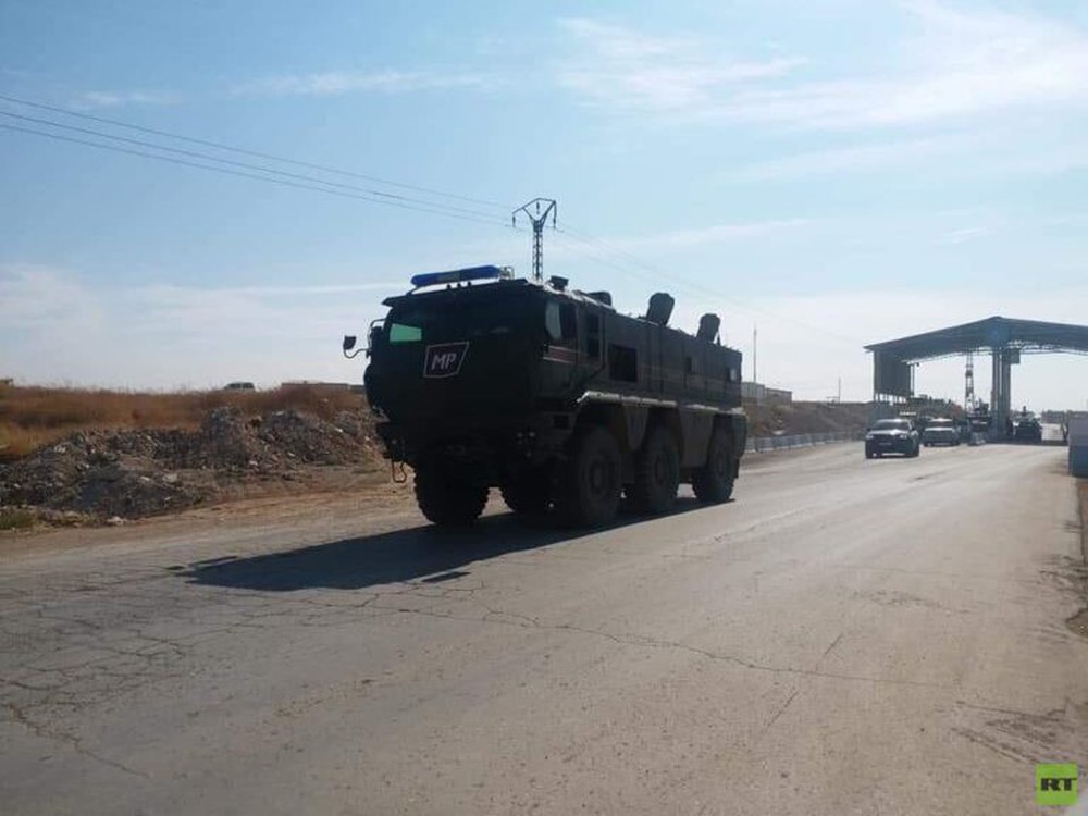 Xe quân sự Nga rầm rập tiến về Đông Bắc Syria - Người Kurd không rút nhanh sẽ bị đánh tơi tả - Ảnh 3.