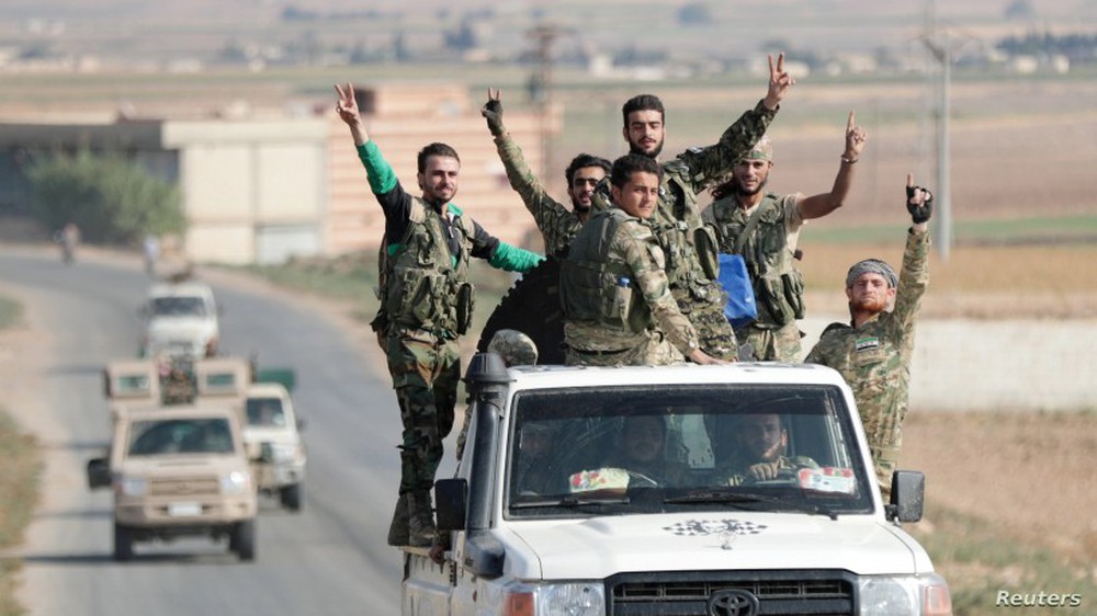 Xe quân sự Nga rầm rập tiến về Đông Bắc Syria - Người Kurd không rút nhanh sẽ bị đánh tơi tả - Ảnh 13.