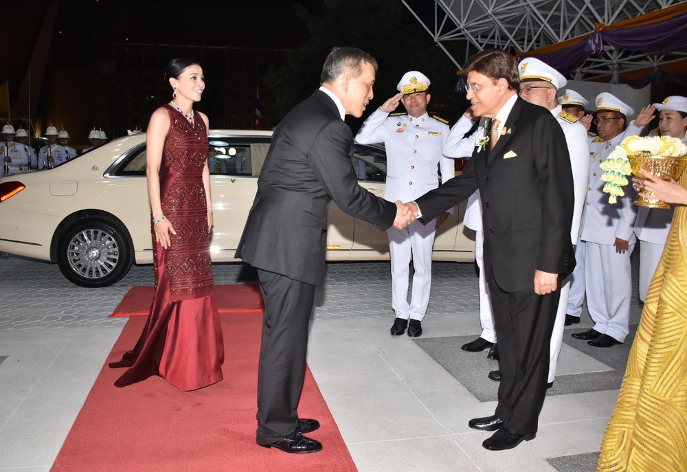 Xuất hiện sau sóng gió hậu cung, Hoàng hậu Thái Lan tươi cười rạng rỡ khi tham dự sự kiện cùng chồng - Ảnh 2.