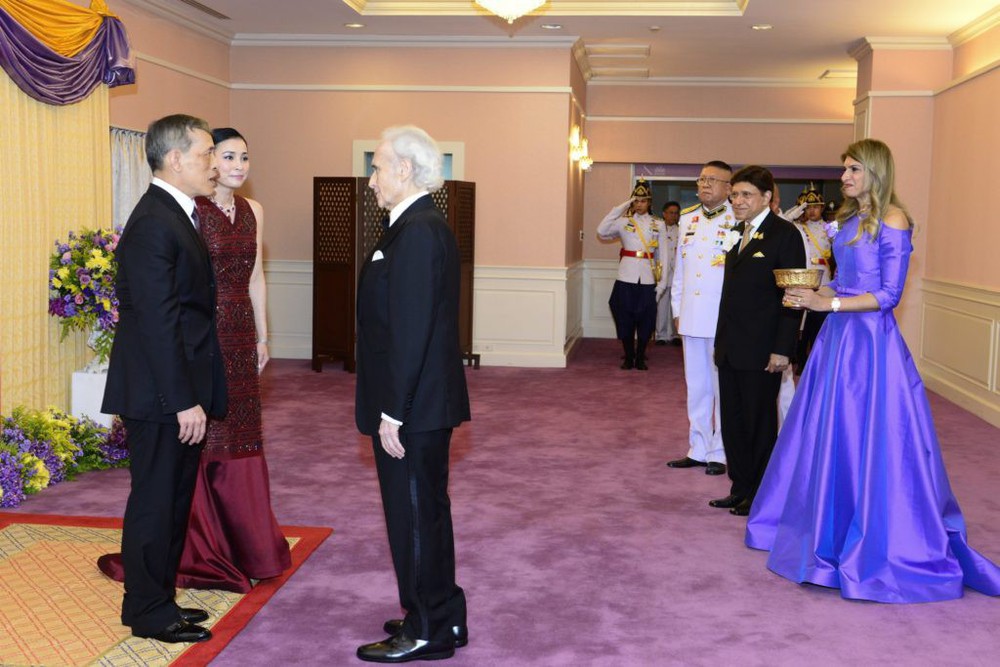 Xuất hiện sau sóng gió hậu cung, Hoàng hậu Thái Lan tươi cười rạng rỡ khi tham dự sự kiện cùng chồng - Ảnh 3.