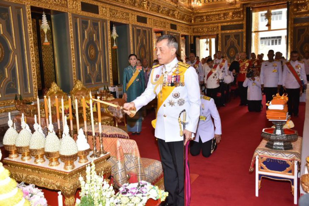 Giữa xôn xao phế truất Hoàng phi, Hoàng gia Thái Lan đăng ảnh Nhà vua-Hoàng hậu như hình với bóng 3 ngày liên tiếp - Ảnh 1.