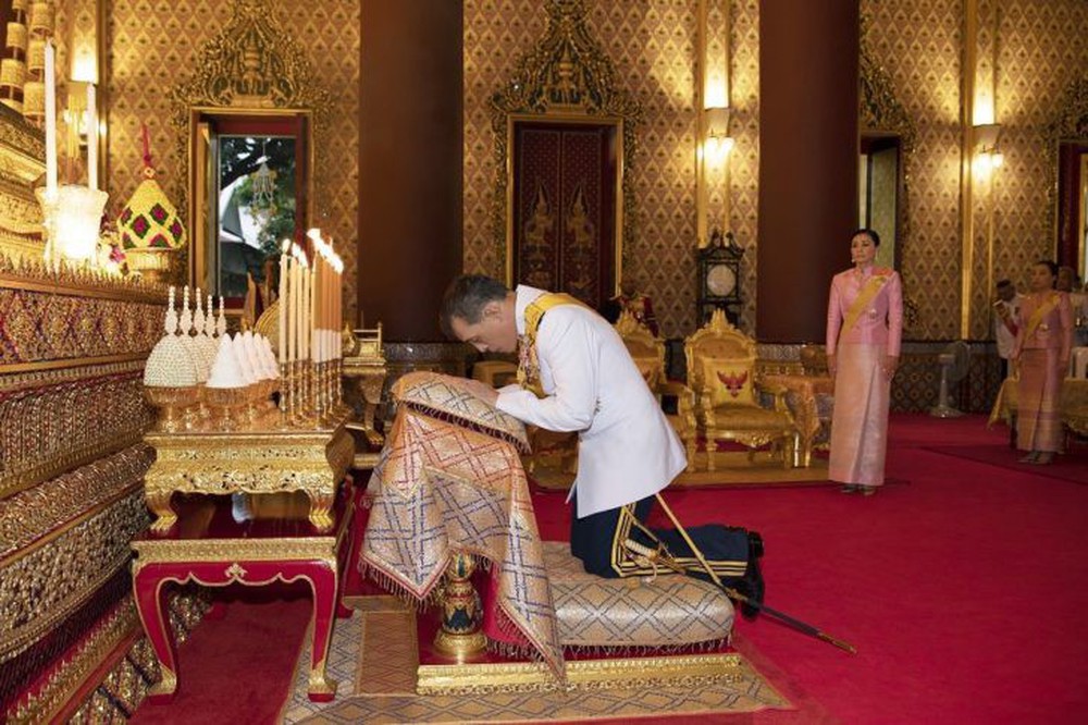 Giữa xôn xao phế truất Hoàng phi, Hoàng gia Thái Lan đăng ảnh Nhà vua-Hoàng hậu như hình với bóng 3 ngày liên tiếp - Ảnh 2.