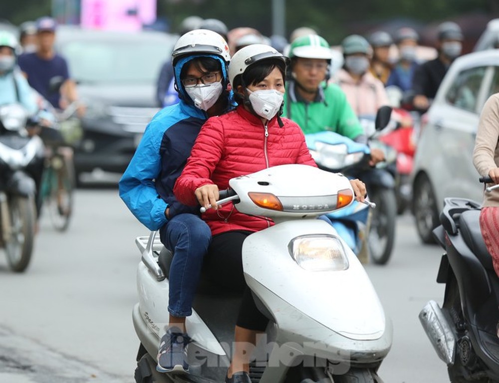 Người Hà Nội run run đón rét đầu mùa - Ảnh 4.