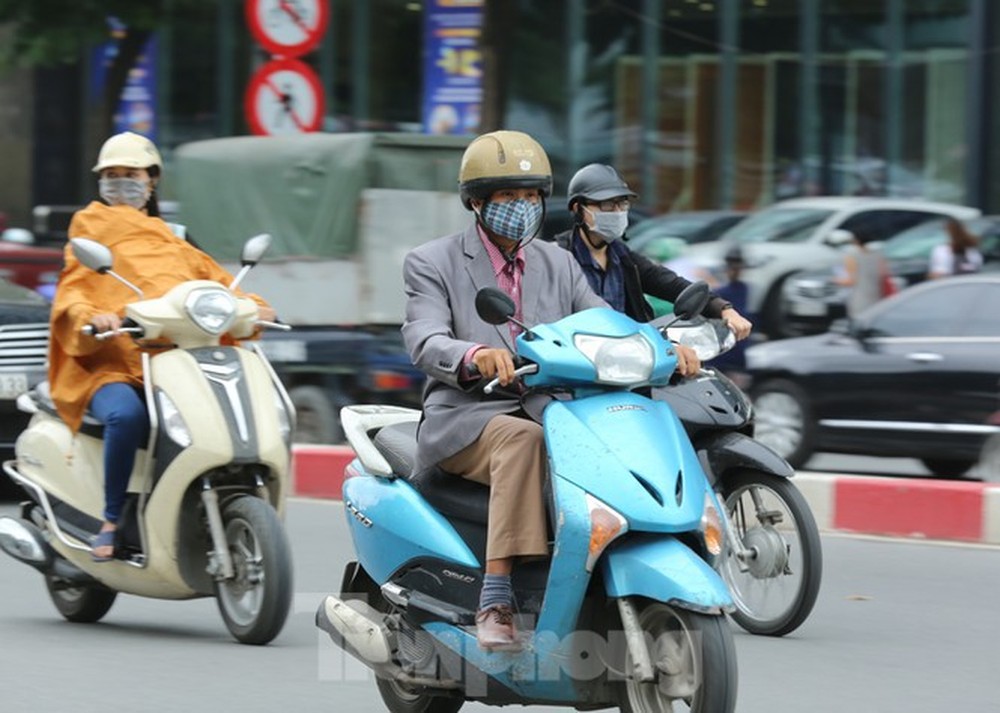 Người Hà Nội run run đón rét đầu mùa - Ảnh 9.