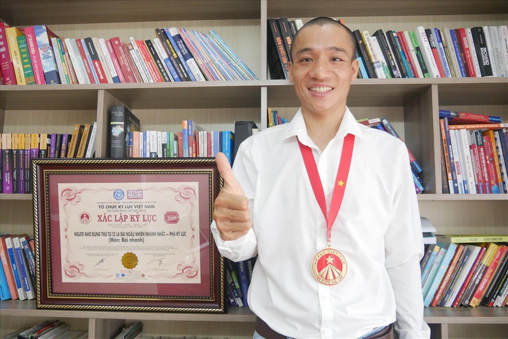 “Thần nhớ bài” tiết lộ bí kíp nhớ 52 lá bài trong 1 phút 25 giây - Ảnh 2.
