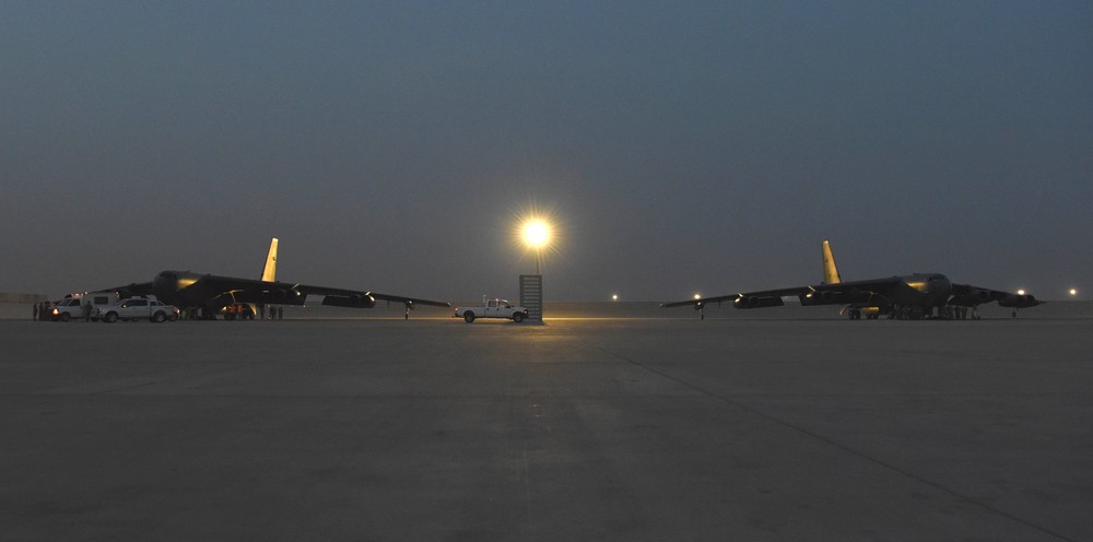 Máy bay ném bom B-1B tái xuất, Mỹ tập kích ồ ạt vào Syria rồi mới rút: Kịch hay bất ngờ? - Ảnh 1.
