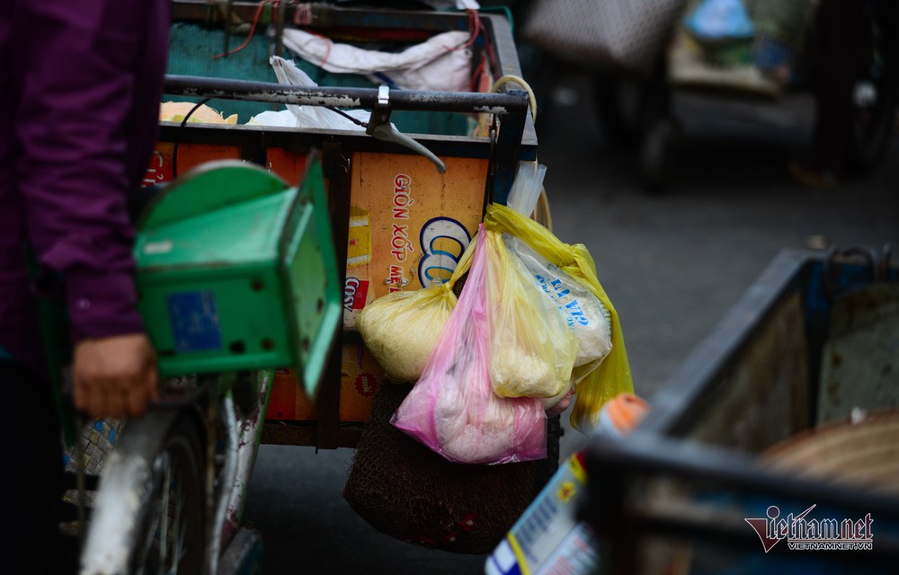 Những người phụ nữ nhặt ve chai ở Sài Gòn nuôi con đậu đại học - Ảnh 13.