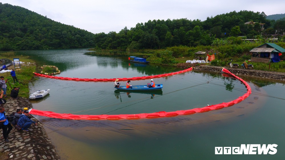 Cận cảnh quá trình xử lý bùn nhiễm dầu thải trên kênh dẫn nước Sông Đà - Ảnh 1.