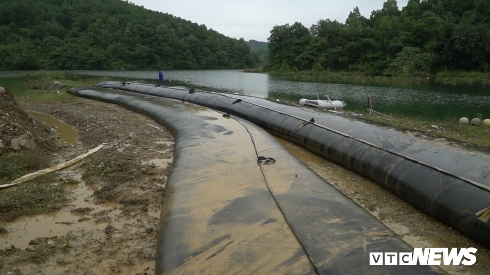 Cận cảnh quá trình xử lý bùn nhiễm dầu thải trên kênh dẫn nước Sông Đà - Ảnh 2.