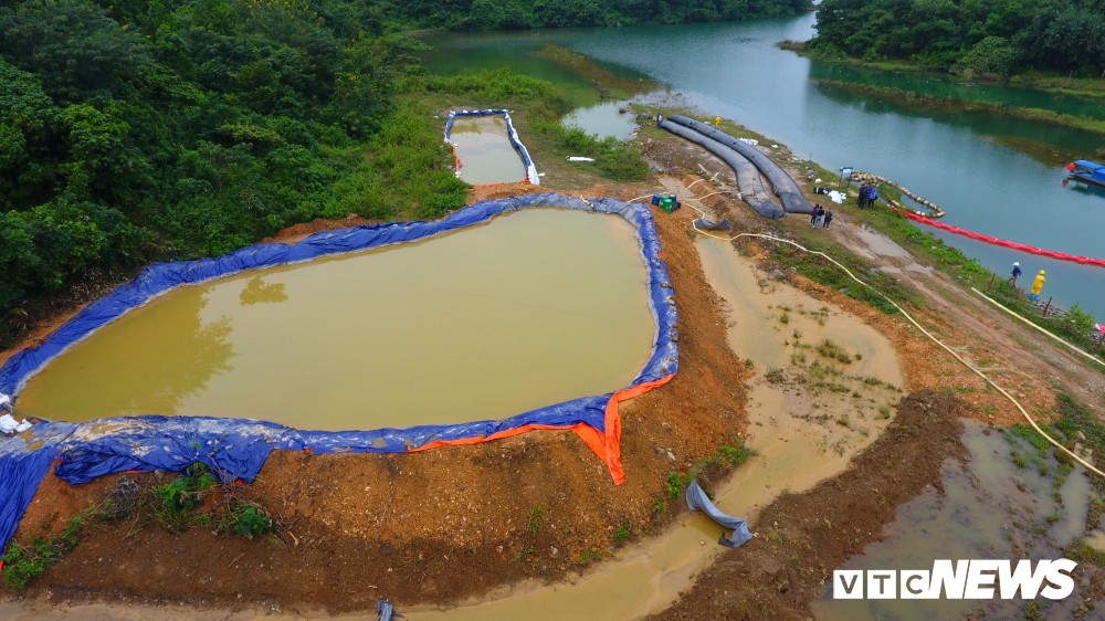 Cận cảnh quá trình xử lý bùn nhiễm dầu thải trên kênh dẫn nước Sông Đà - Ảnh 3.