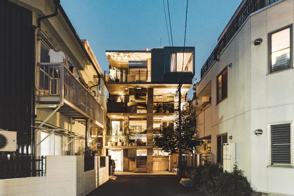 Nhà phố 47m² trong ngõ nhỏ tạo ấn tượng nhờ sự kết nối với ánh sáng bên ngoài của vợ chồng KTS người Nhật - Ảnh 2.
