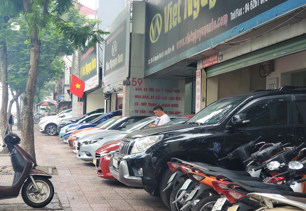 Thượng vàng, hạ cám từ xế sang bạc tỷ đến xe cỏ siêu rẻ tại chợ ô tô lớn nhất Hà Nội - Ảnh 2.