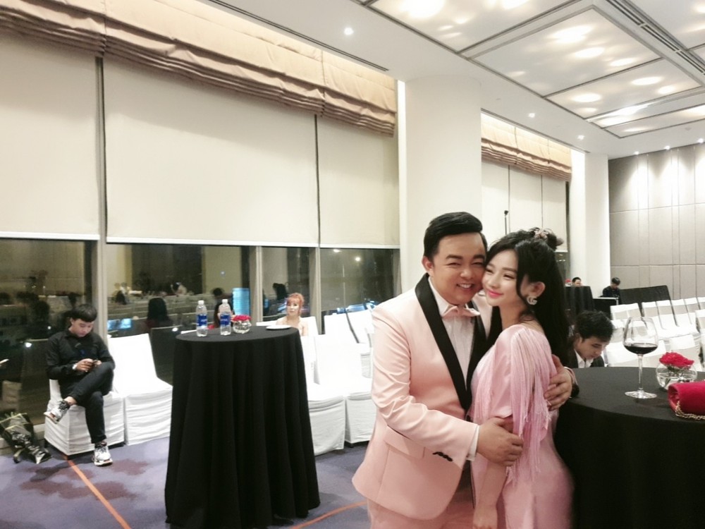 Chân dung người đẹp vừa để lộ loạt ảnh ôm ấp, tình tứ với ca sĩ Quang Lê - Ảnh 5.